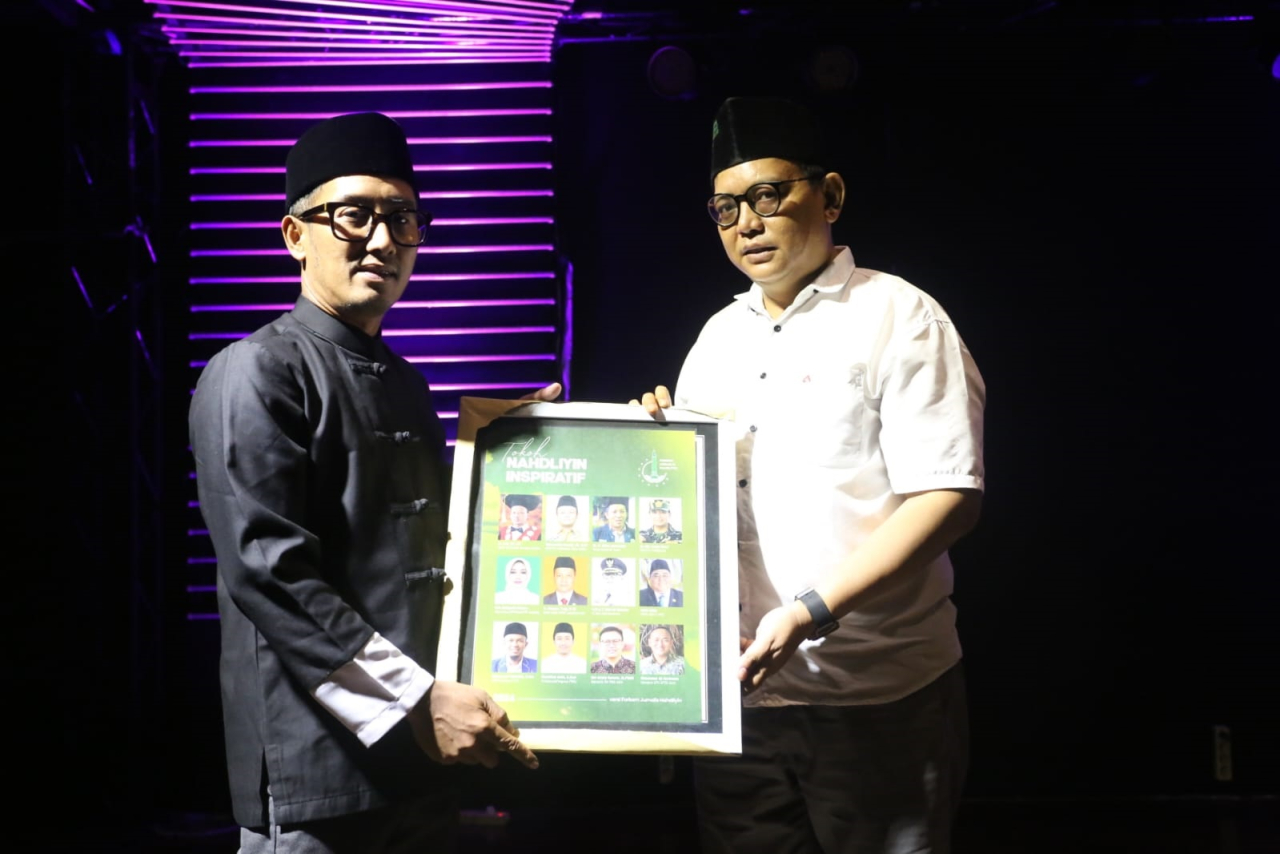 Ketua Umum FJN, Muhamad Didi Rosadi, menyerahkan penghargaan kepada Gus Ubaid. Foto/Ali Masduki