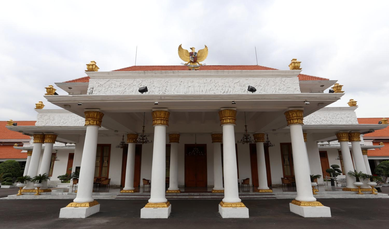 Gedung negara Grahadi merupakan salah satu bangunan ikonik Provinsi Jawa Timur yang ada di kota Surabaya. Foto/Ali Masduki