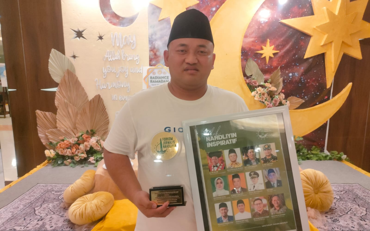 M. Aji Kurniawan, Sekretaris APTRI Jatim, saat menerima penghargaan Tokoh Nahdliyin Inspiratif dari Forkom Jurnalis Nahdliyin. foto: FJN/ayojatim.