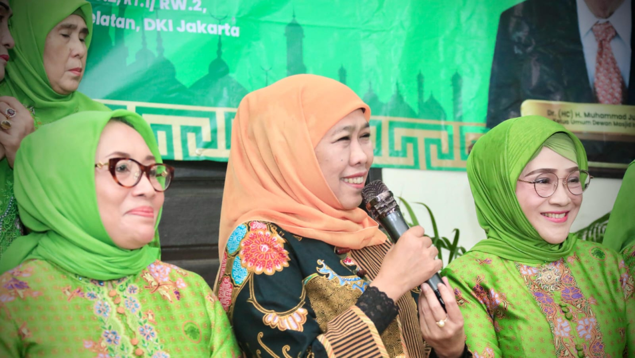 Khofifah Bersama Pengurus Muslimat NU Distribusikan 1000 Paket Lebaran dari Keluarga Jusuf Kalla