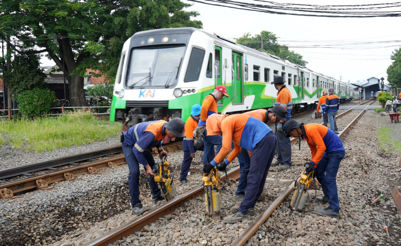 Petugas dari bagian Jalan Rel & Jembatan KAI Daop 8 Surabaya akan melakukan perawatan intensif terhadap jalur rel kereta api menjelang Angkutan Lebaran 2025. Foto/Humas KAI