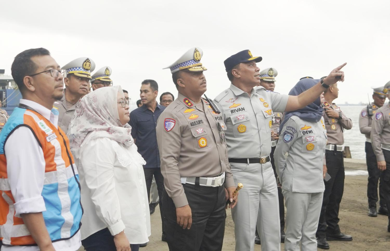 Kakorlantas Polri, Irjen Pol. Aan Suhanan, dan Kapolda Jawa Timur, Irjen Pol. Toni Harmanto, ke Terminal Penumpang Gapura Surya Nusantara (GSN) Pelabuhan Tanjung Perak. Foto/Pelindo