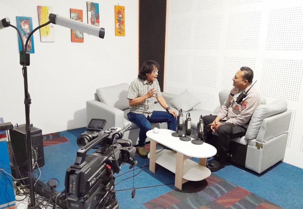 Kapolsek Tambaksari, Kompol Imam Solikin, dan Dekan Fikom Unitomo, Harliantara, menjajal laboratorium Podcast. Foto/Ali Masduki