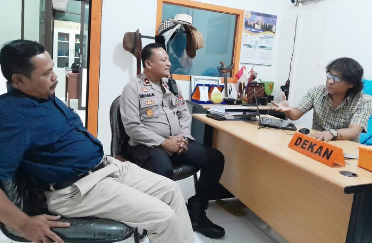 Kompol Imam Solikin menemui Dekan Fikom Unitomo, Harliantara, di ruang kerjanya. Foto/Ali Masduki