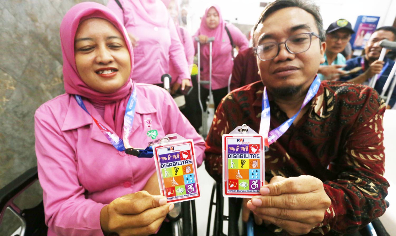 Dua penyandang disabilitas menunjukkan kartu Kartu Disabilitas miliknya. Foto/Ali Masduki