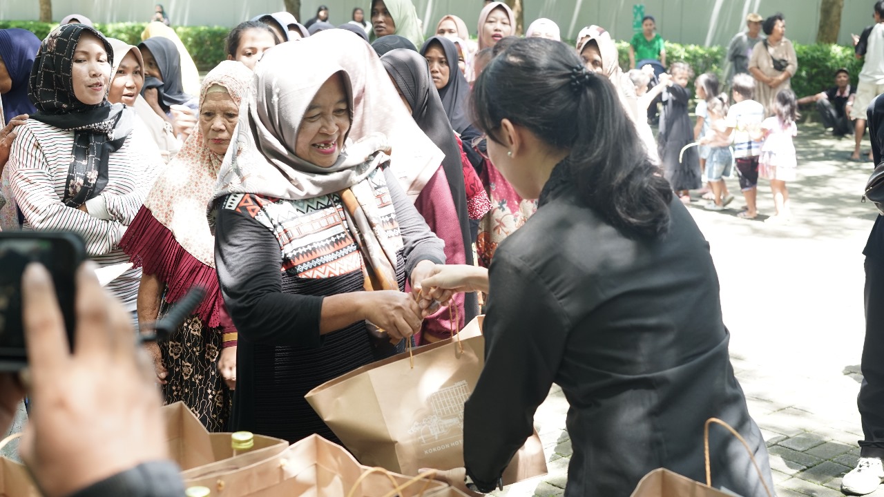 Rayakan Hari Jadi ke-5, Kokoon Hotel Banyuwangi Bagikan 71 Bingkisan Idul Fitri Untuk Warga