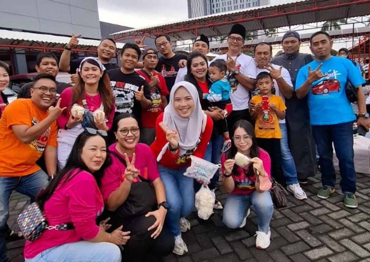 Forum Komunikasi Klub dan Komunitas Otomotif Berbagi Takjil di Bulan Ramadhan