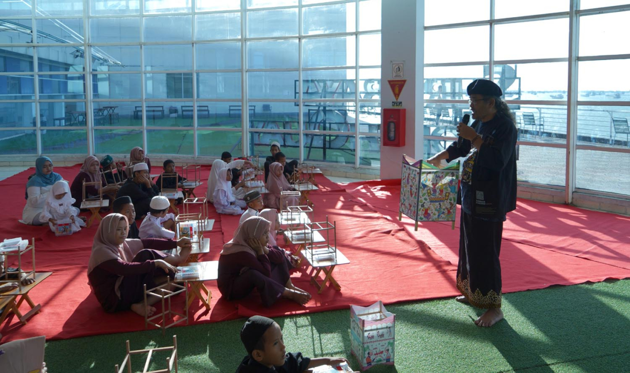 Kegiatan pengenalan seni Damar Kurung ini berlangsung di Surabaya North Quay pada Selasa (11/3). Foto/Pelindo Marine