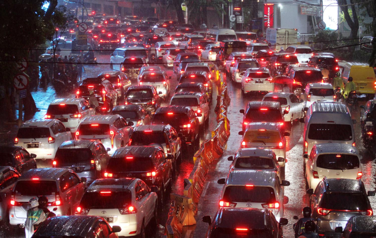 Meskipun kemacetan adalah hal yang biasa dihadapi, situasi ini menjadi lebih menantang saat berpuasa karena kita harus menahan lapar, haus, dan emosi. Foto/Eko Suswantoro