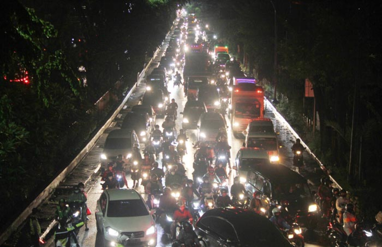 Kemacetan menjadi pemandangan biasa jelang berbuka puasa. Foto/Eko Suswantoro