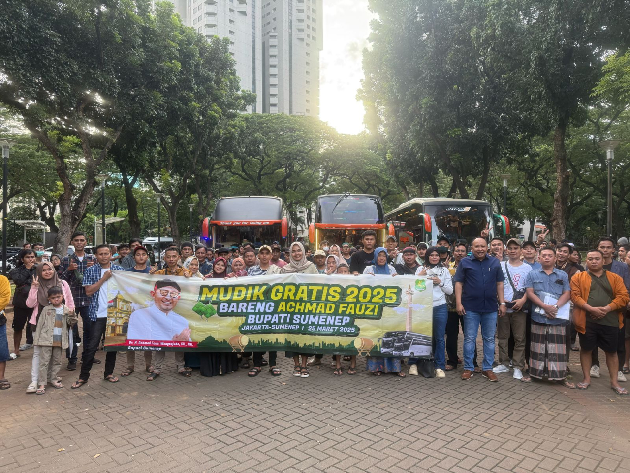 Pemkab Sumenep berangkatkan 280 warga Sumenep yang merantau di Jakarta, melalui program Mudik gratis Selasa (25/3/2025). Foto/Ayojatim