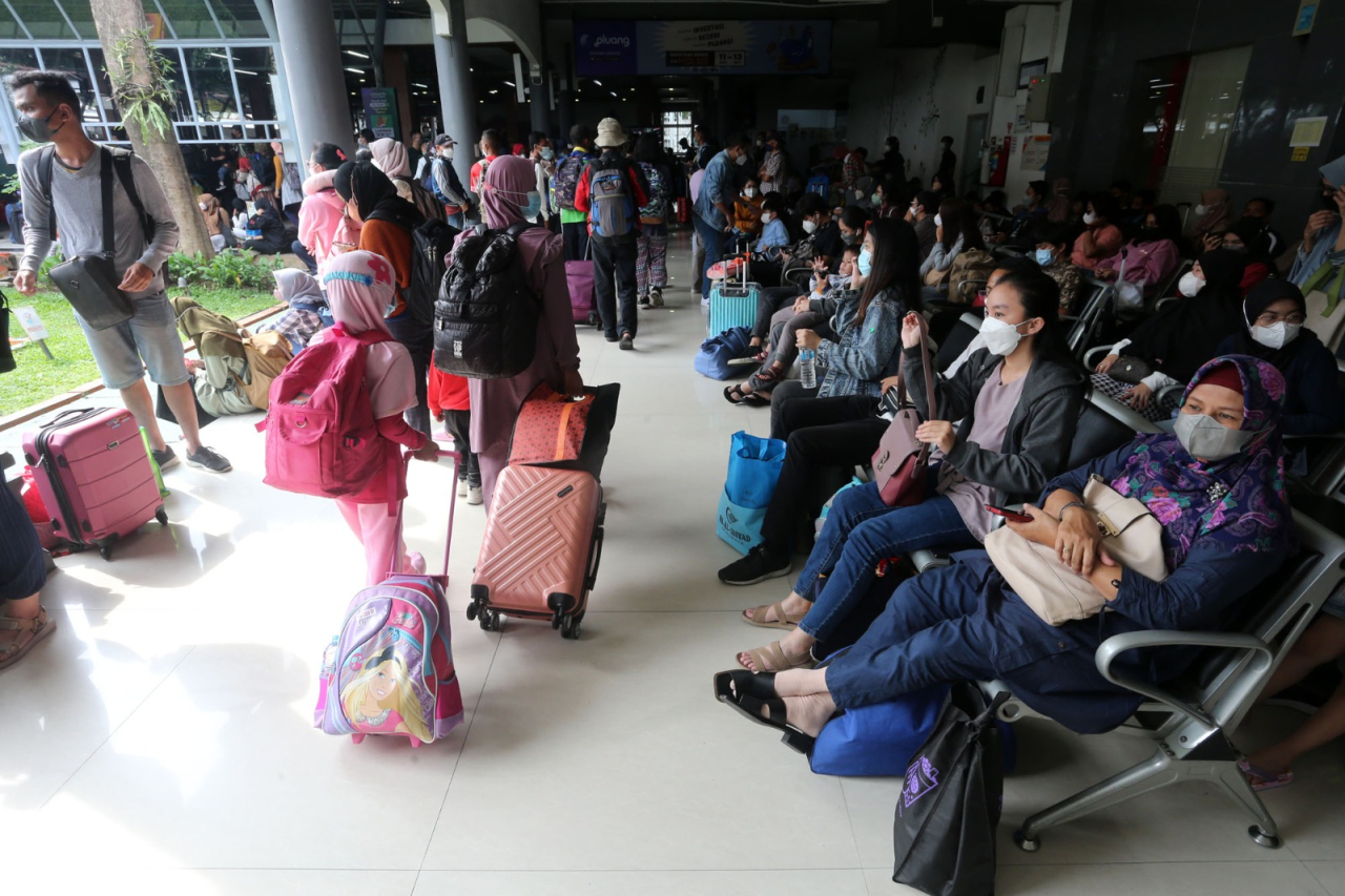 Para pemudik penumpang Kereta Api memadati Stasiun Surabaya Gubeng. Foto/Ali Masduki