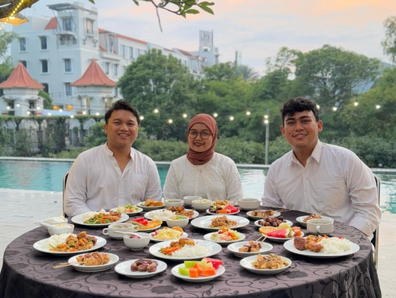 Suasana berbuka puasa dengan suasana yang asri dan sejuk diéL Hotel Malang. Foto/Ayojatim