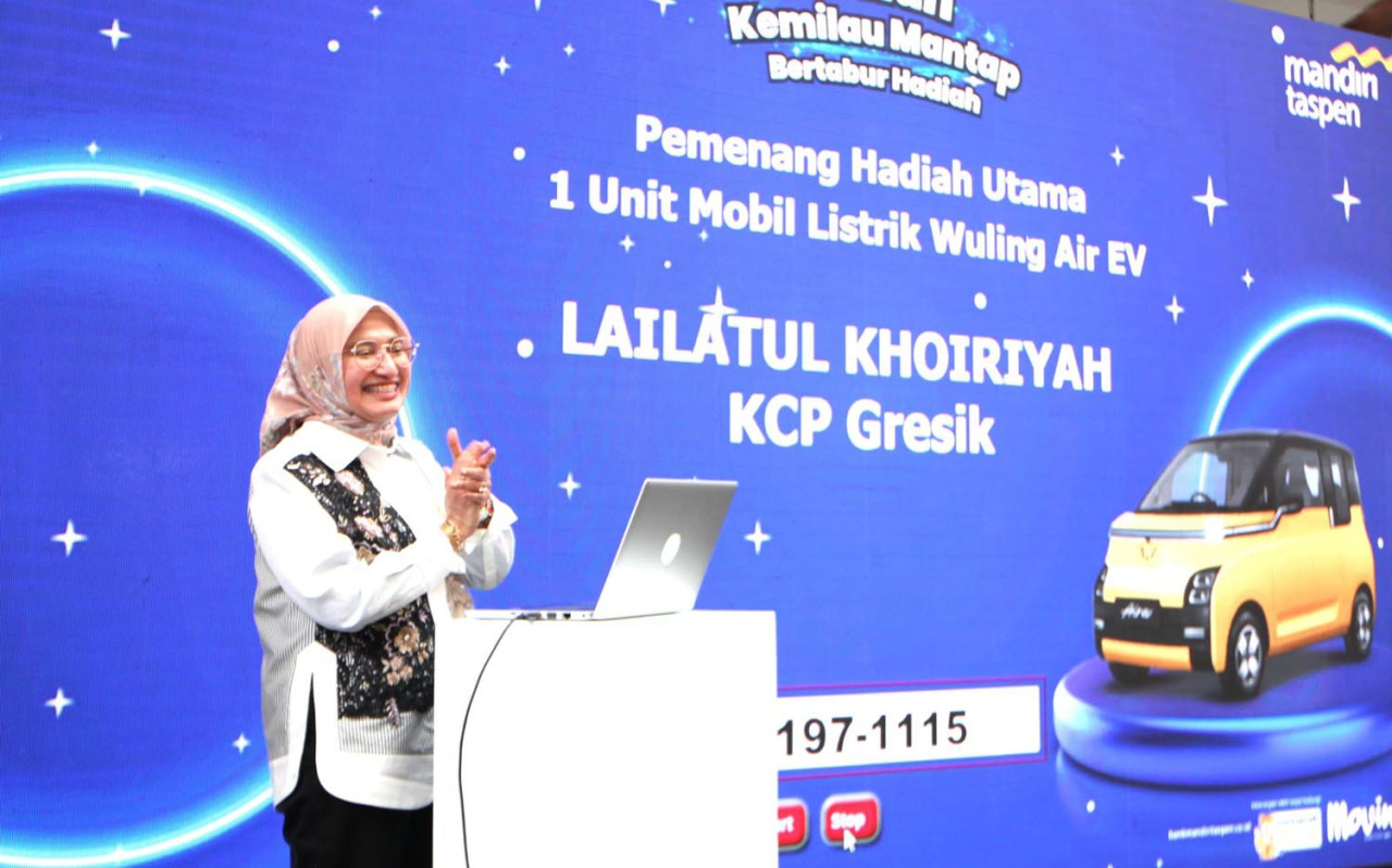 Direktur Kepatuhan Bank Mandiri Taspen, Resi Lora, mengumumkan Pemenang Hadiah Utama Undian Kemilau Mantap Bertabur Hadiah, berupa Mobil Listrik di Pasar Mayestik, Jakarta. Foto/AyoJatim
