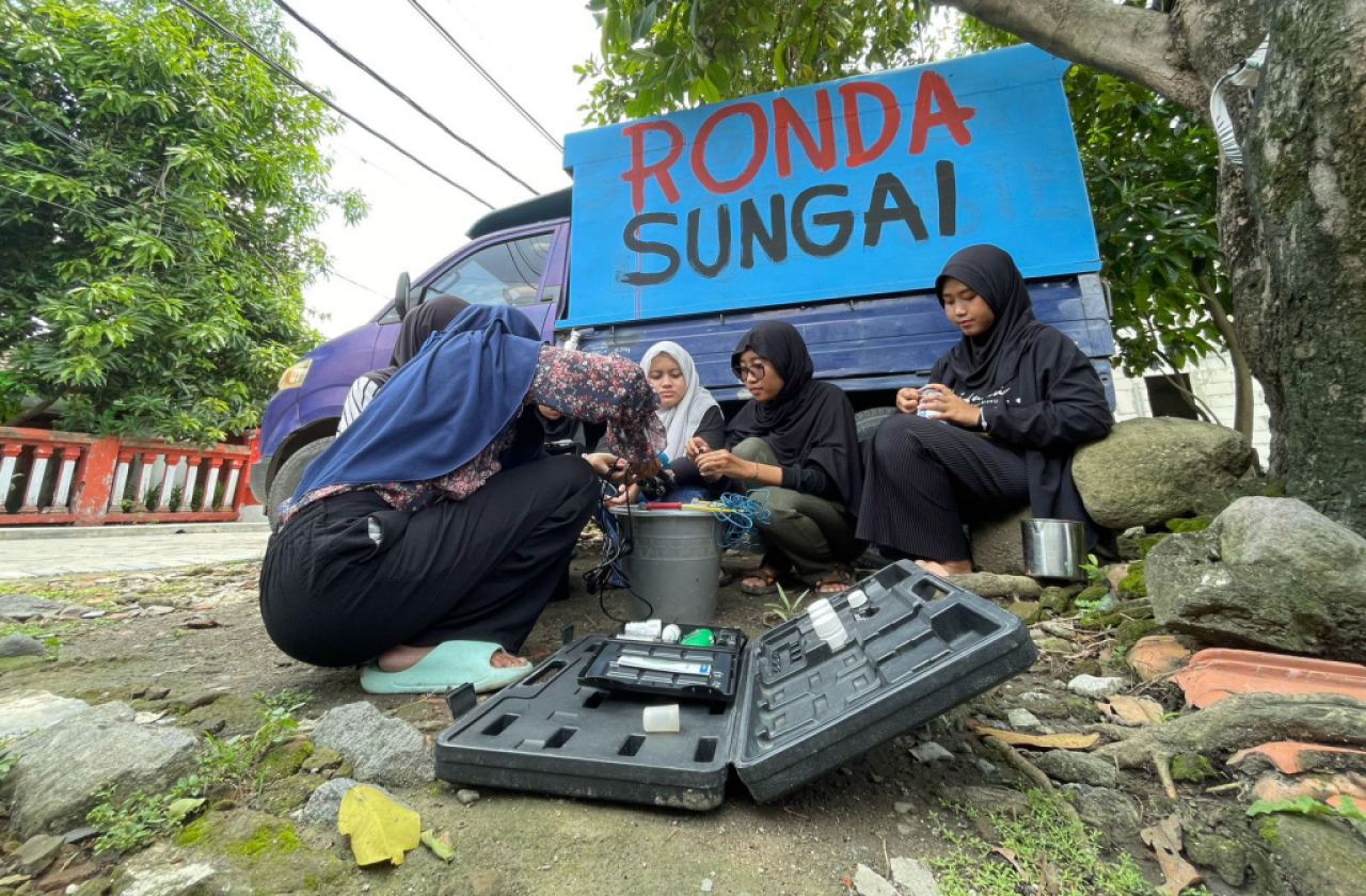Pegiat Lingkungan Temukan Pencemaran Sungai Akibat Limbah Industri Kertas di Gresik