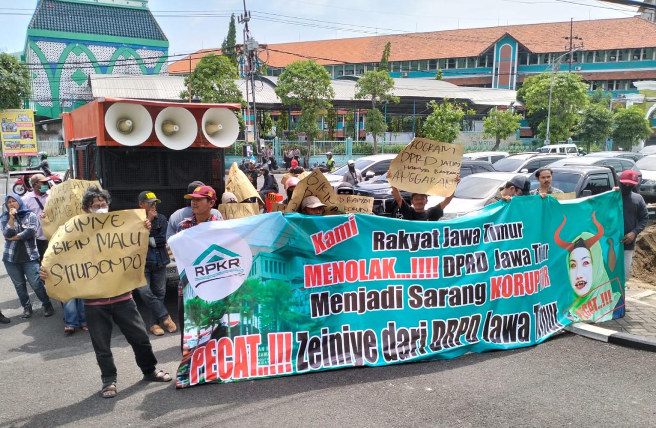 Massa Rumah Perjuangan Keadilan Rakyat (RPKR) menggelar aksi di Gedung DPRD Jatim, menuntut penonaktifan Zainiye sebagai Anggota Dewan. Foto/Ayojatim
