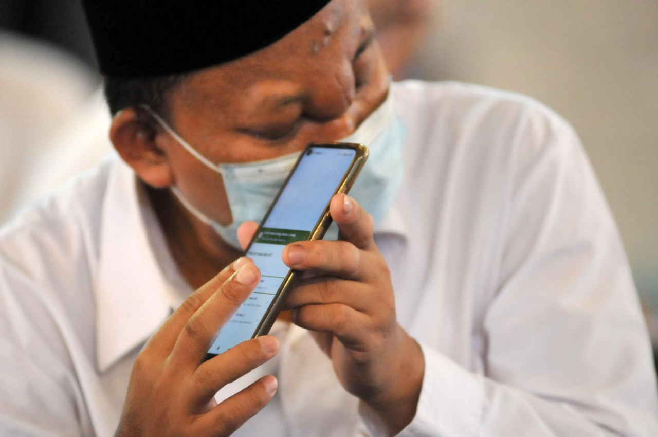 Santri penyandang tunanetra belajar membaca Al-Quran braille lewat gawai di Masjid Al-Akbar, Surabaya. Foto/Ali Masduki