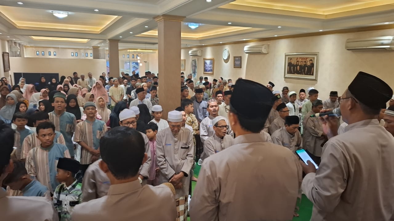 Kantor Pengacara Syaiful Ma'arif & Partners (SM&P) menggelar buka puasa bersama (bukber) 3 yayasan anak yatim dan warga,Jumat (21/3/2021). Foto/Ayojatim