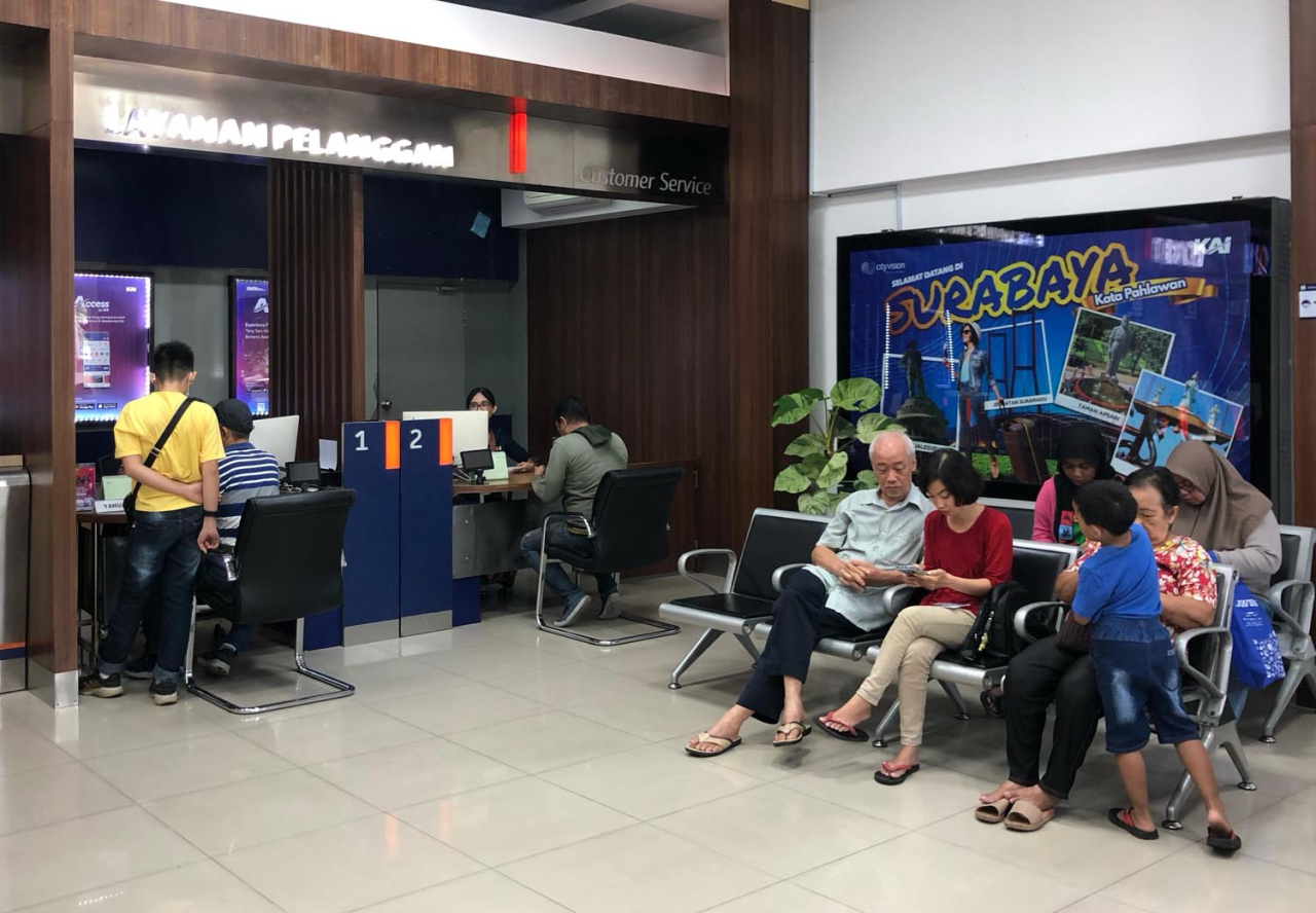 Calon penumbang antri tiket kereta api di Stasiun Surabaya Gubeng. Foto/Humas KAI