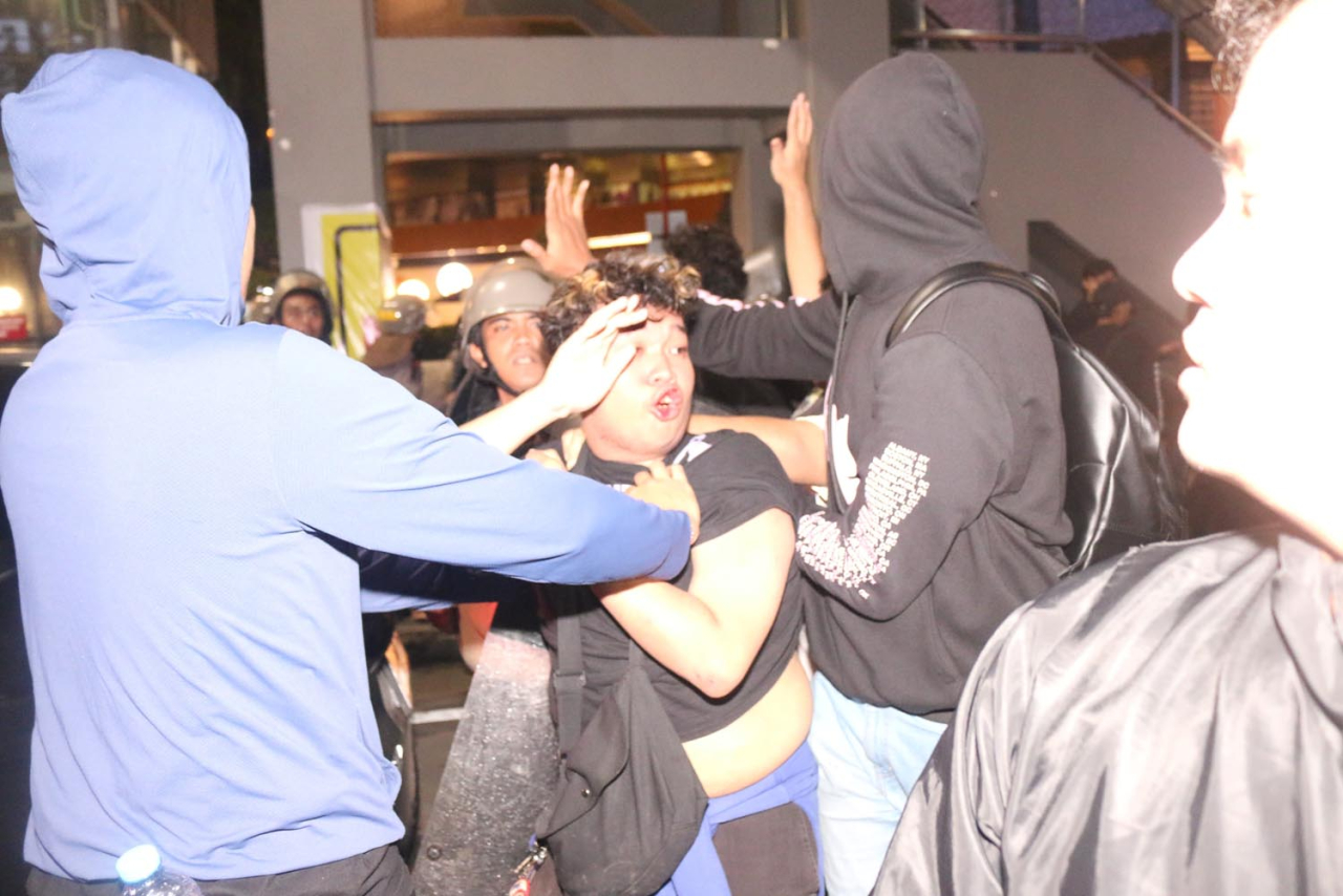 AJI Surabaya Kecam Polisi yang Pukul dan Intimidasi Jurnalis Saat Meliput Demo Tolak UU TNI