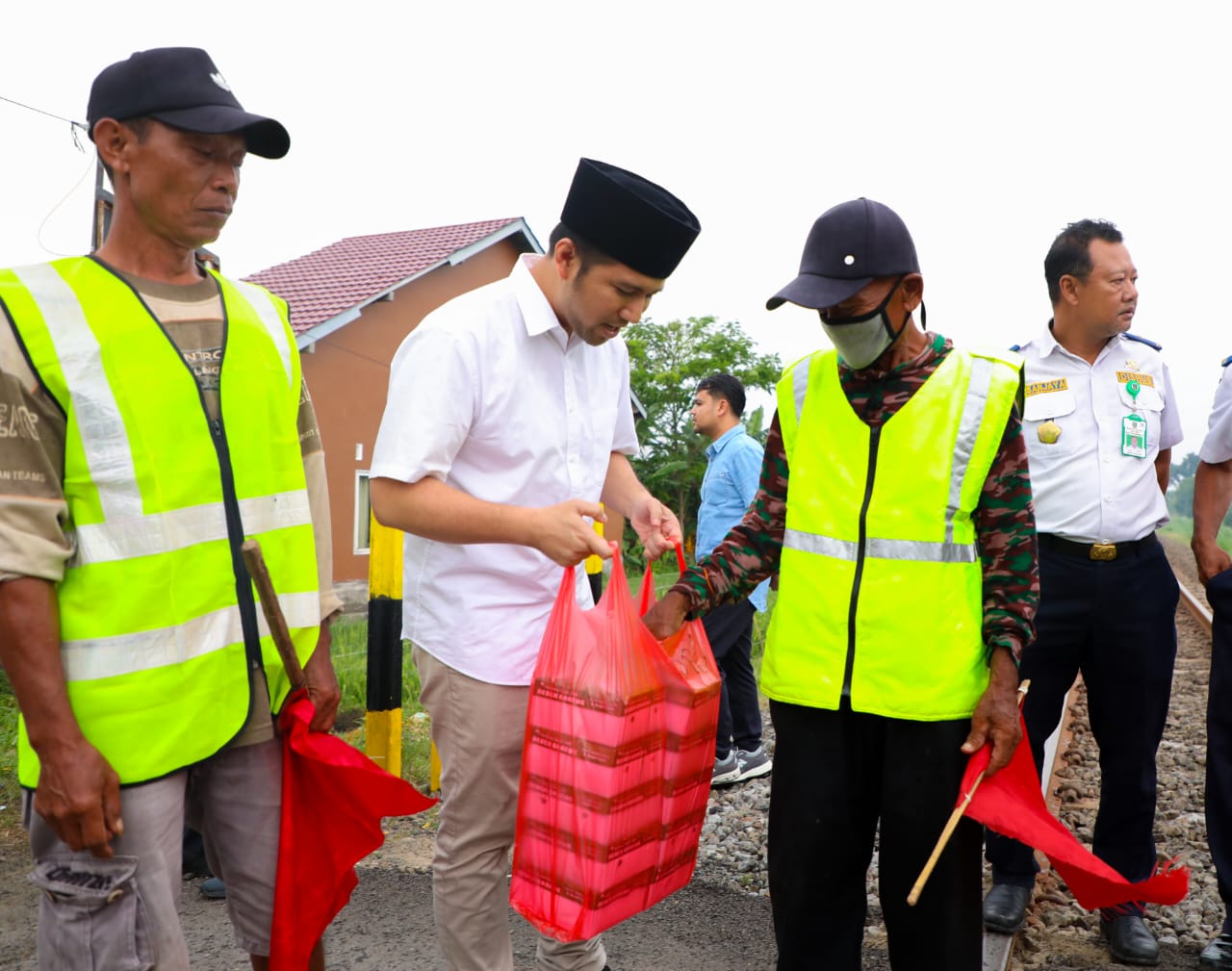 Mas Wagub Emil Imbau Masyarakat Waspadai Perlintasan Kereta Api Tanpa Palang Pintu