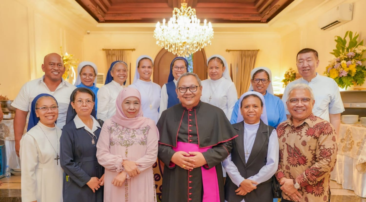 Gubernur Khofifah menyambut hangat rombongan, yang dipimpin langsung oleh Uskup Surabaya, RD Agustinus Tri Budi Utomo, serta didampingi para suster. foto: KIP for ayojatim