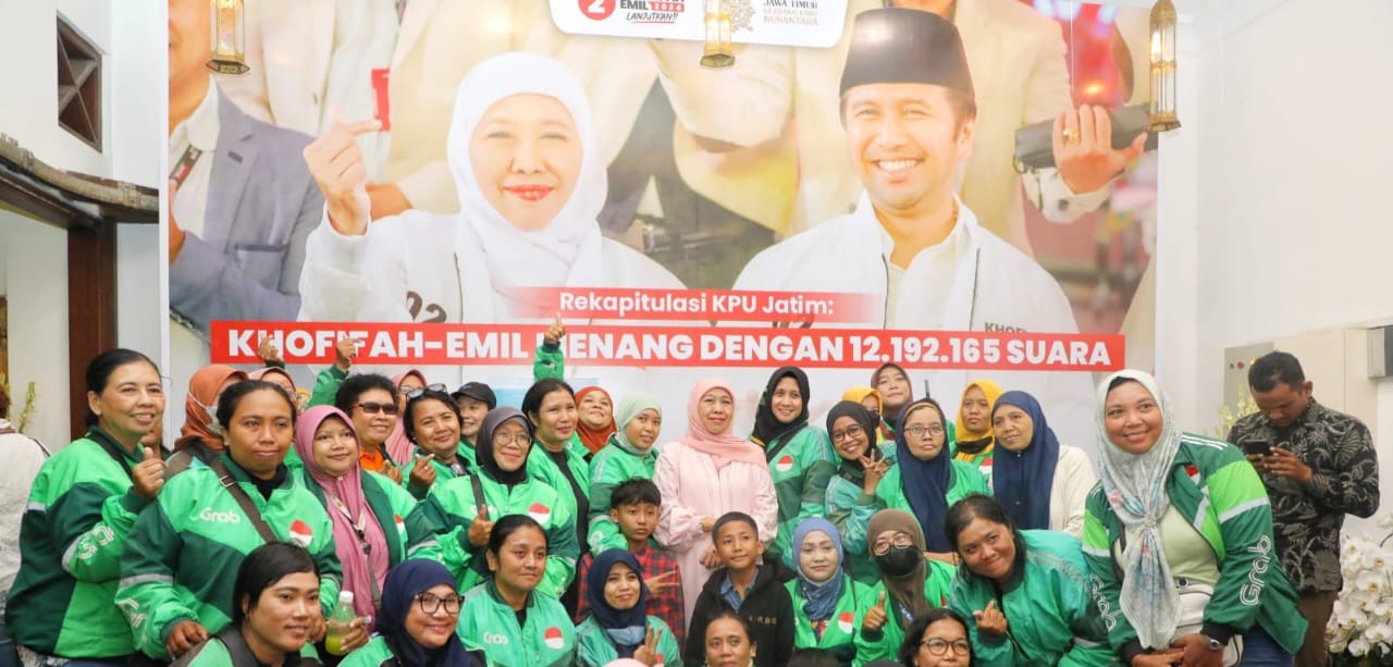 Gubernur Khofifah kunjungan halal bihalal para driver ojol perempuan di kediamannya di Jemursari, Surabaya. foto: humprov for ayojatim