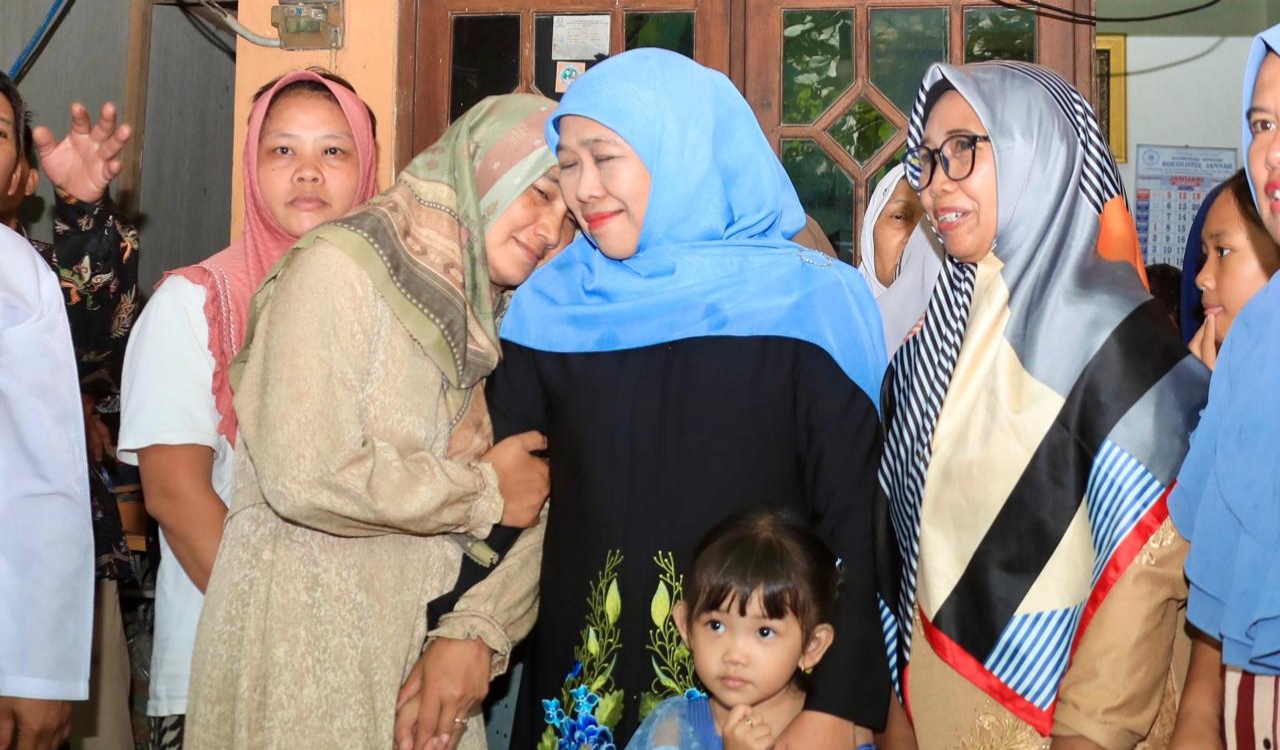 Gubernur Khofifah menghibur keluarga korban longsor di jalur Pacet-Cangar. foto: humprov for ayojatim