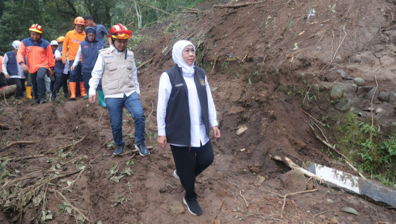 Gubernur Khofifah Meninjau Lokasi Terjadinya Bencana Tanah Longsor di Jalur Cangar-Pacet