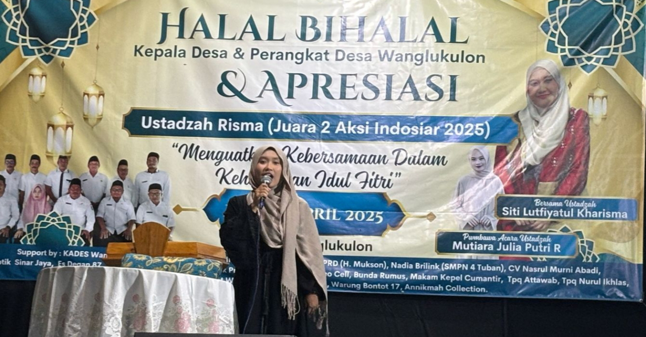 Penyerahan Dana Apresiasi jutaan rupiah yang diberikan secara simbolis oleh Kepala Desa Wanglu Kulon, Darmono kepada Ustadzah Risma. foto: istimewa/ayojatim.