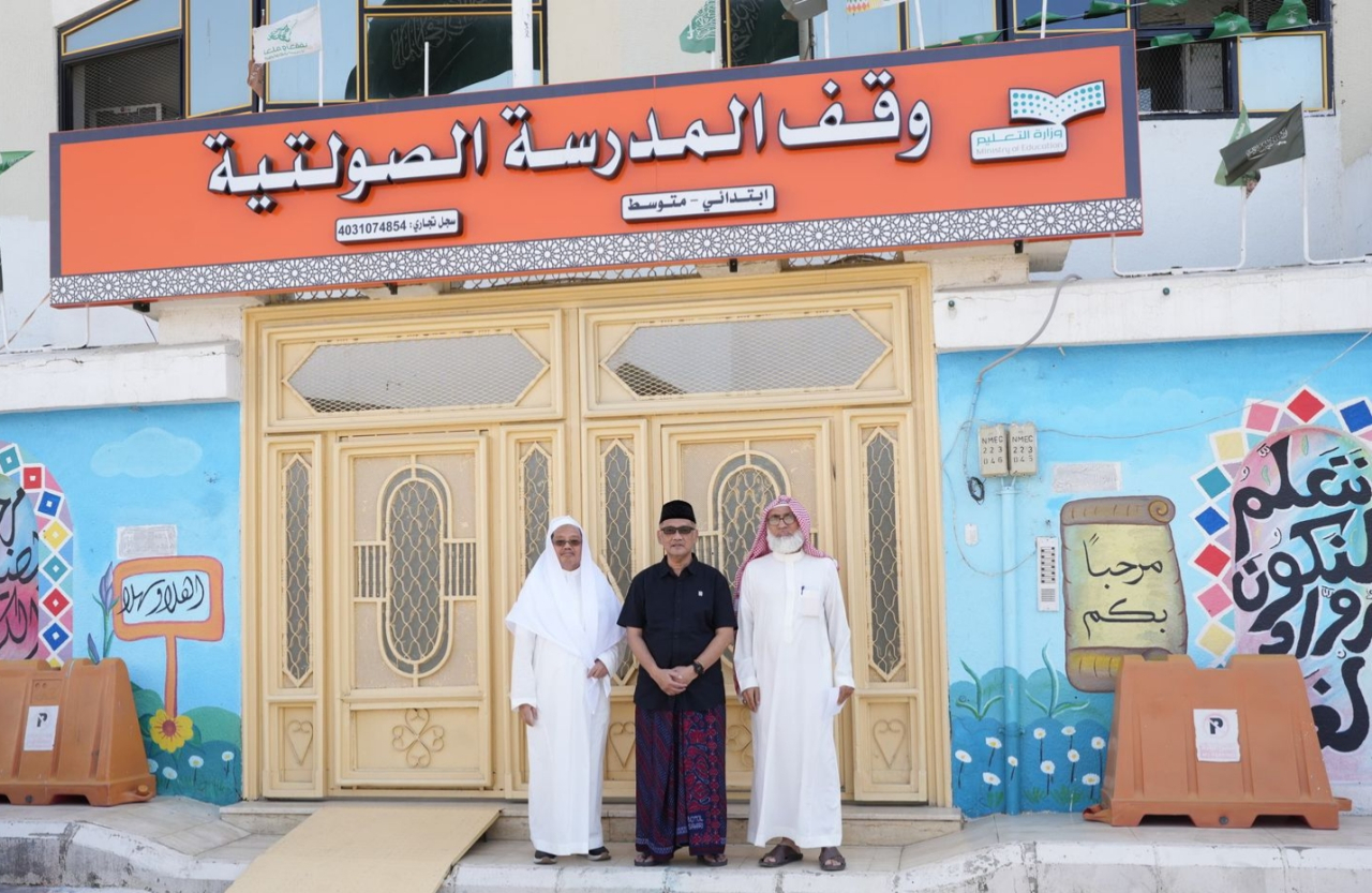 Gus Irfan, Kepala BP Haji melakukan Napak tilas sejarah dengan mengunjungi Madrasah Al Shawlatiyah, Mekkah, Arab Saudi. foto: Baguss for ayojatim