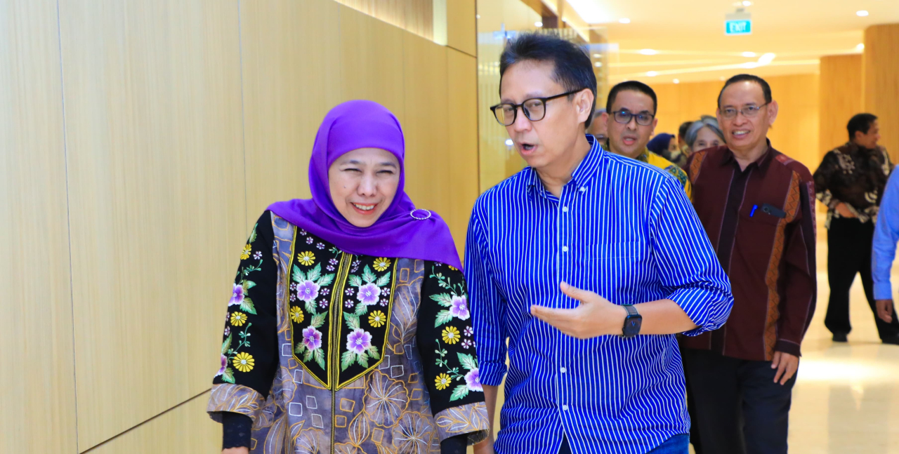 Gubernur Khofifah berdiskusi dengan Menkes Budi Gunadi Sadikin di Kemenkes RI, Jakarta. foto: khofifah for ayojatim