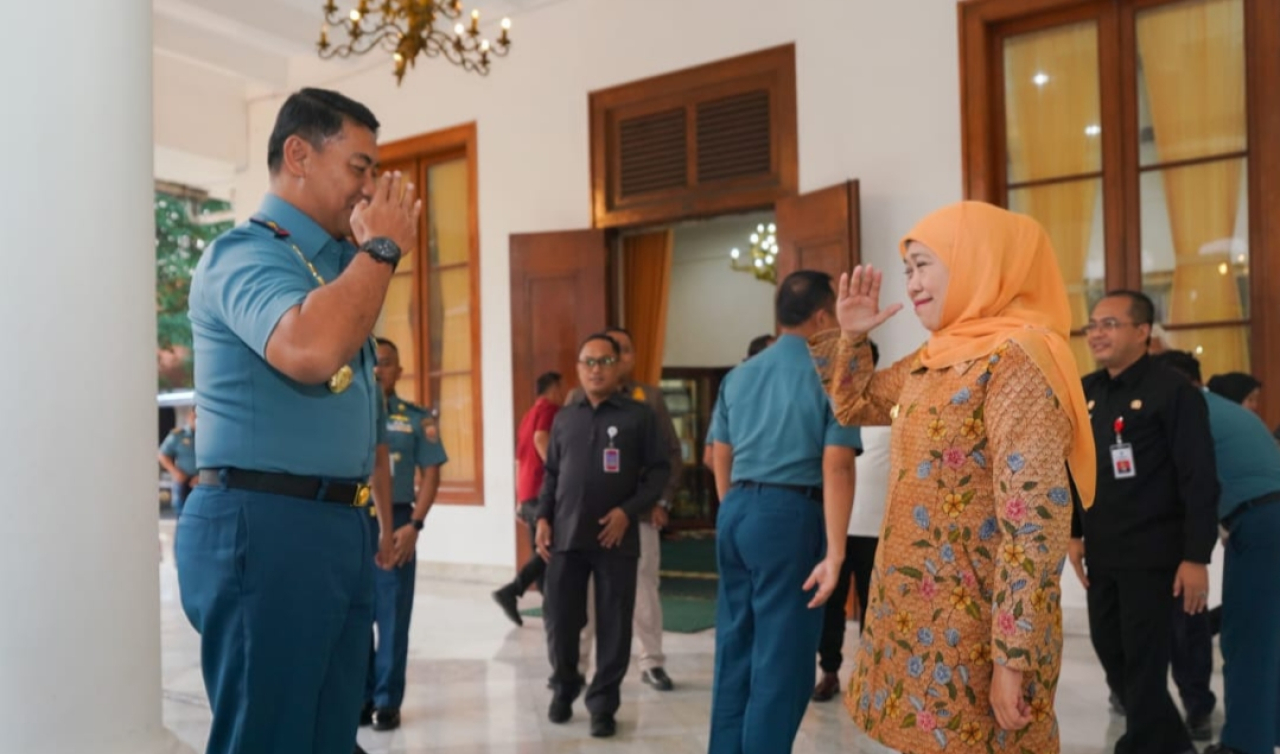 Gubernur Khofifah dan Komandan Lantamal V Laksamana Pertama TNI Arya Delano saling memberi hormat di teras Gedung Negara Grahadi. foto: humprov for ayojatim