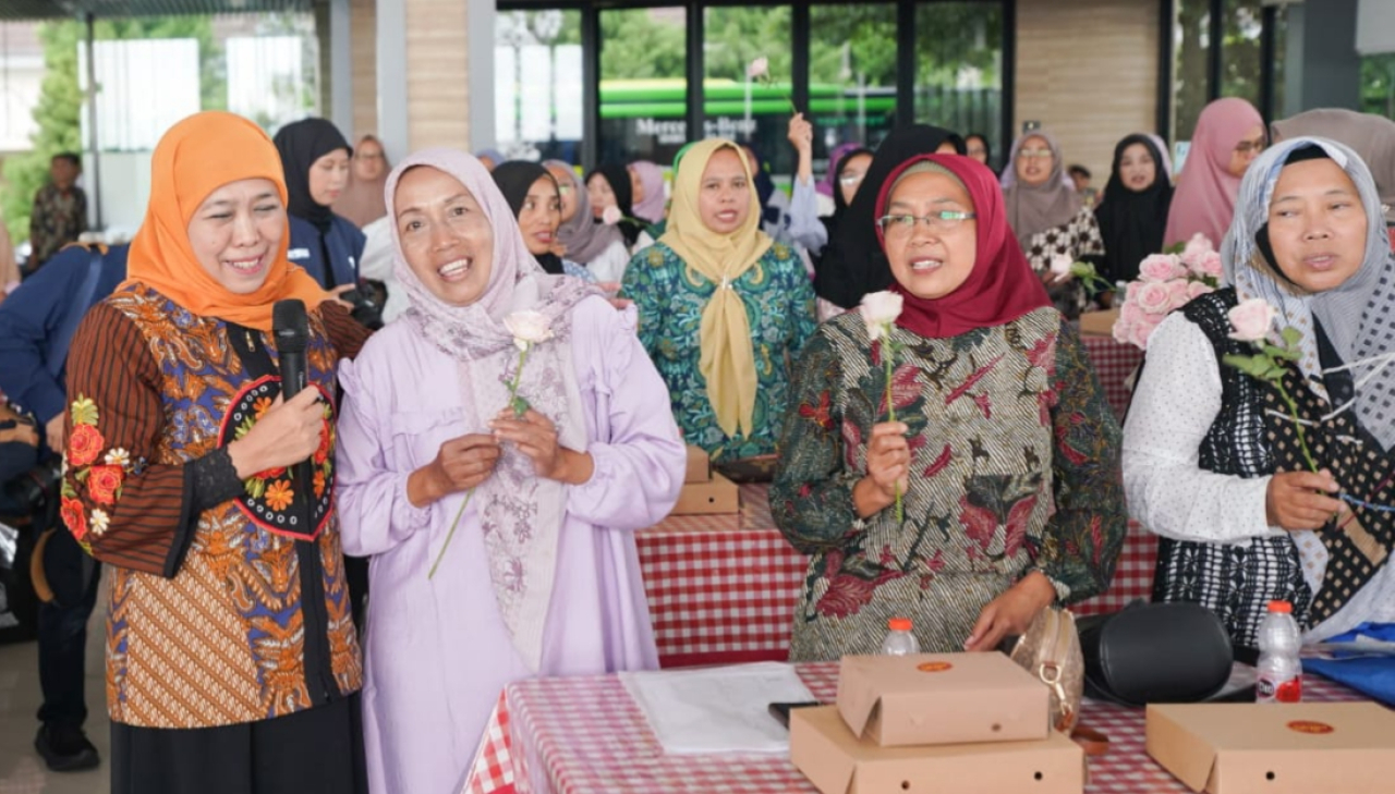 Gubernur Khofifah Serahkan Bantuan KIP Putri Jawara kepada 120 Penerima Manfaat Warga Kota Batu