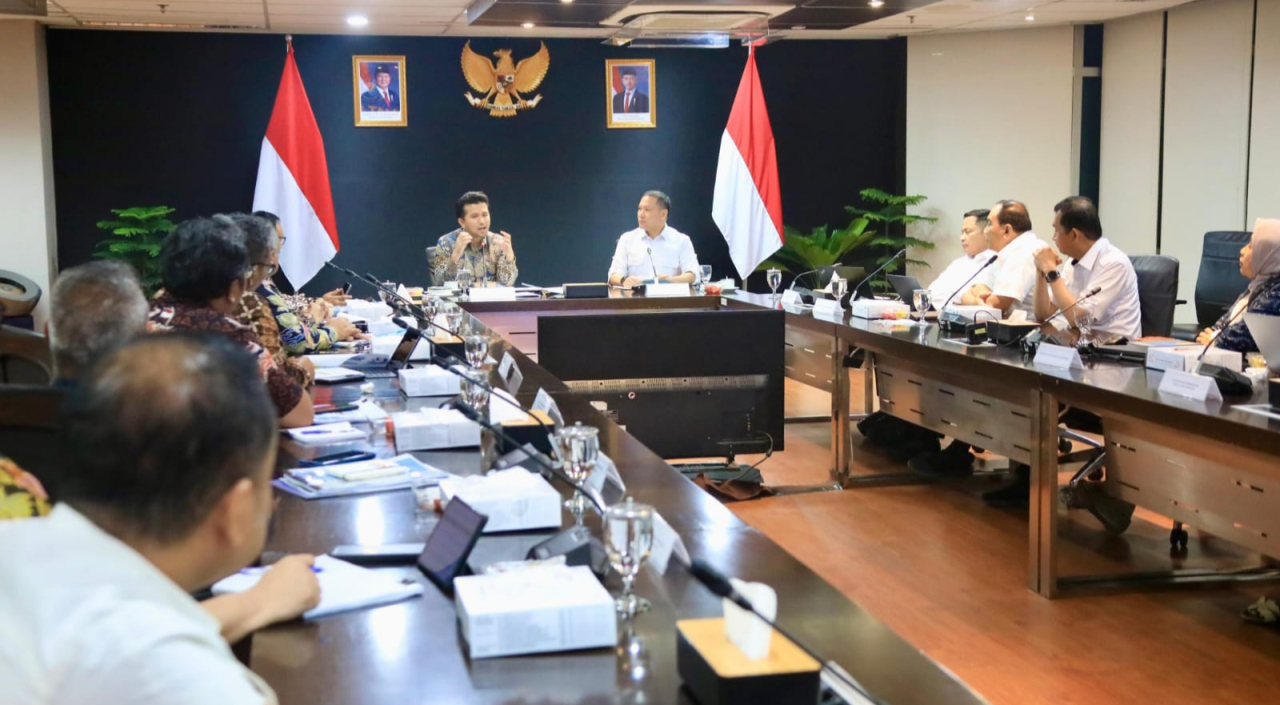 Mas Wagub Emil saat Rapat Bersama Deputi Kementerian Koordinator Bidang Infrastruktur dan Pembangunan Kewilayahan RI di Kantor Kementerian Koordinator Bidang Infrastruktur dan Pembangunan Kewilayahan RI. foto: humprov for ayojatim