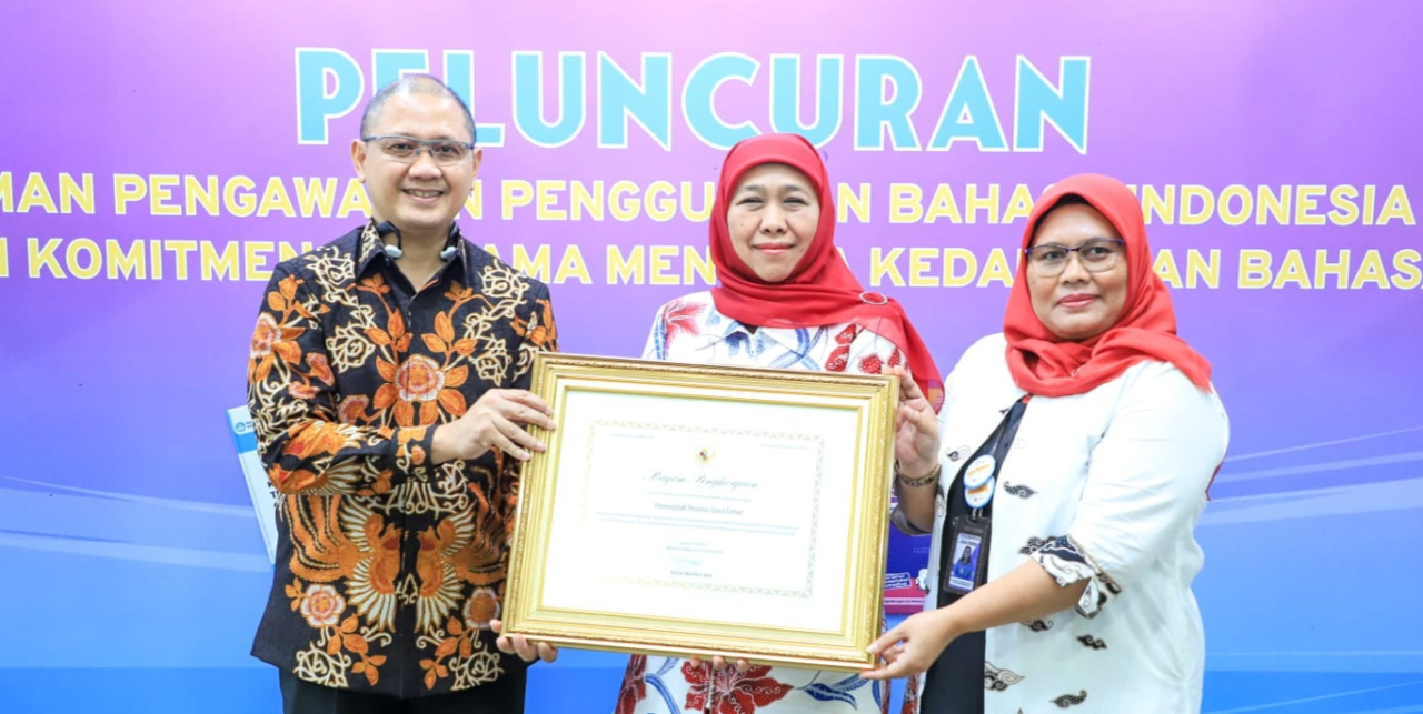 Jawa Timur menerima Penghargaan sebagai Provinsi Berkinerja Tinggi dengan Jumlah Peserta Uji Kemahiran Berbahasa Indonesia (UKBI) Terbanyak tahun 2021-2024. foto: humprov for ayojatim.