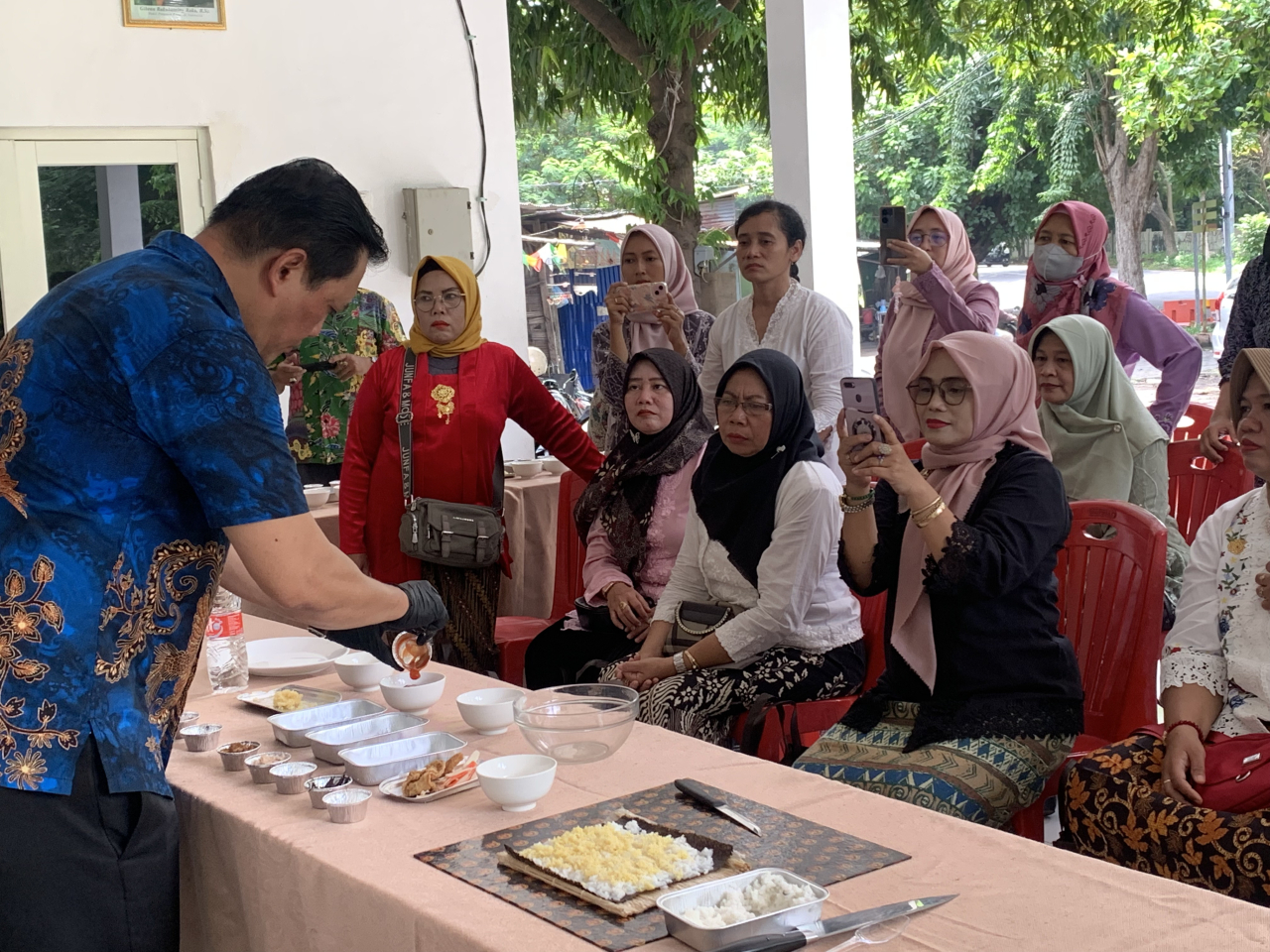 Head Chef dari Verwood Hotel & Serviced Residence, Chef Budi Susanto melakukan demo masak di depan ibu-ibu di sekitar hotel. Foto/Ayojatim