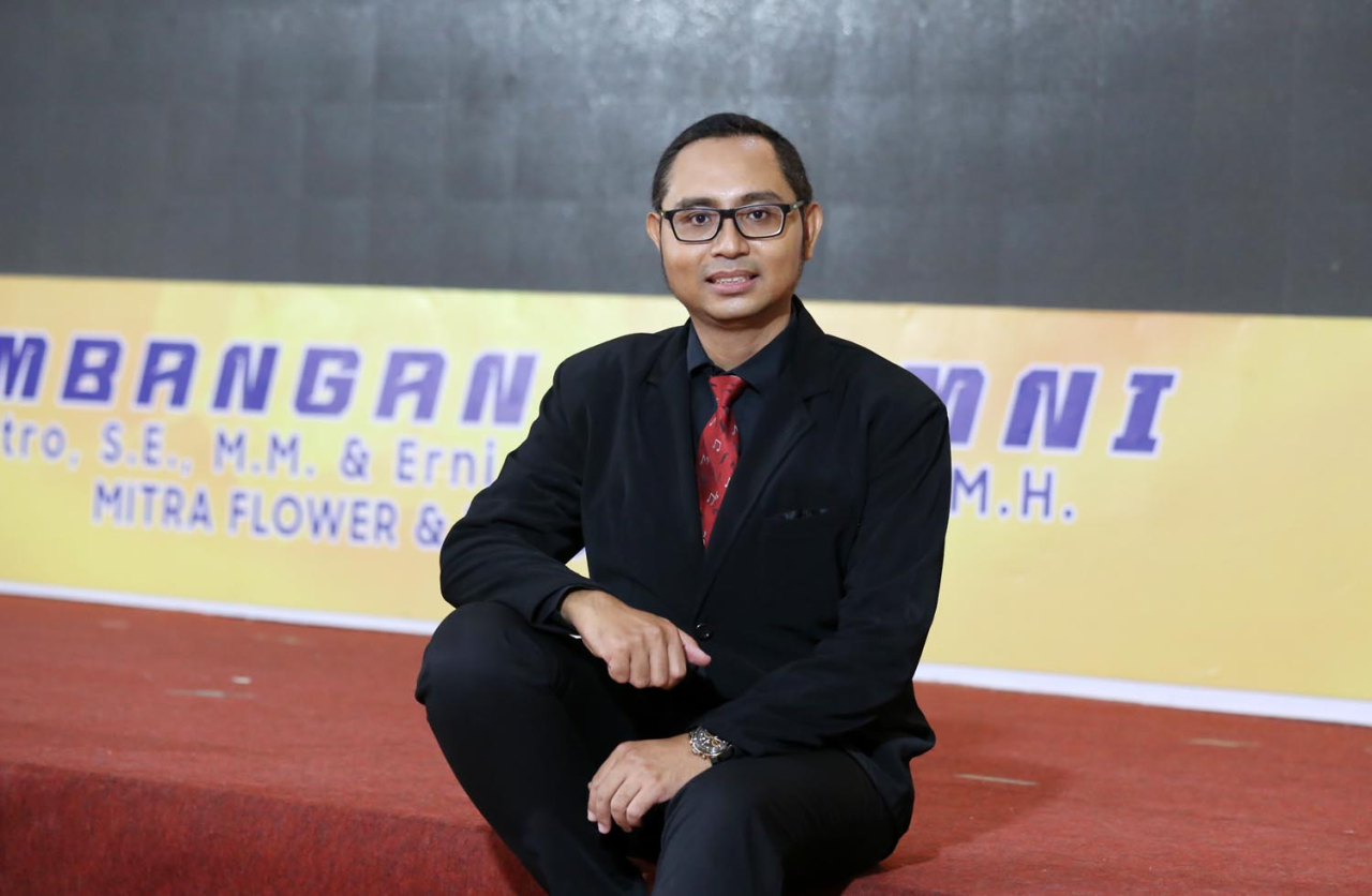 Efrizar Sunni, mahasiswa S2 Fakultas Ilmu Komunikasi Universitas DR. Soetomo Surabaya, berhasil meraih IPK 4.0. Foto: Ali Masduki