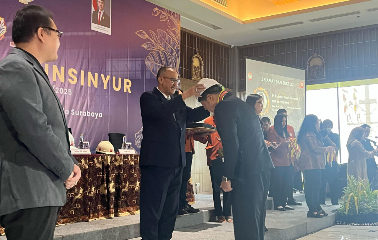 Pemberian helm proyek outih secara simbolis sebagai Insinyur. Foto: Humas UKWMS