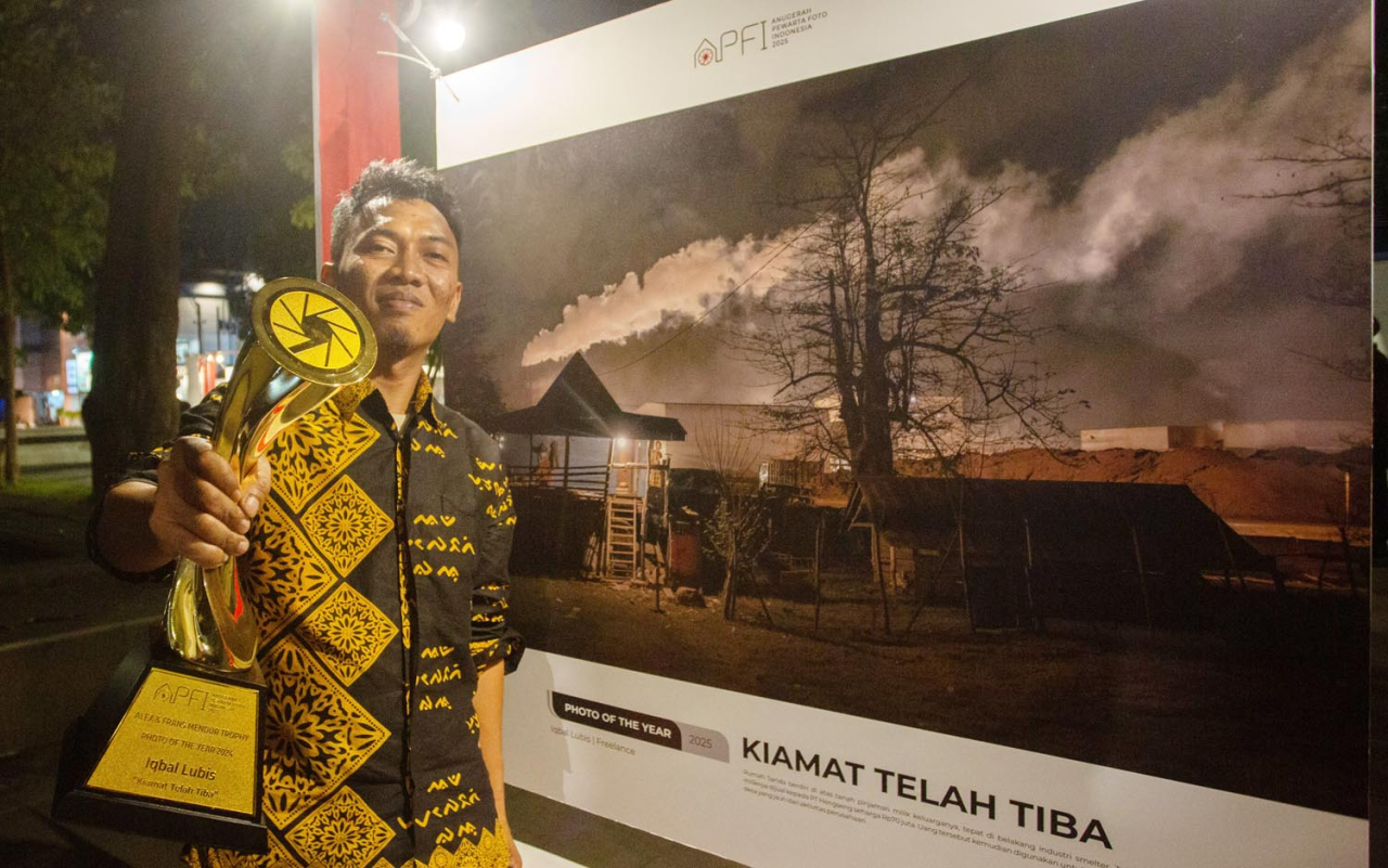 Iqbal Lubis, peraih penghargaan tertinggi Photo of The Year dalam ajang APFI 2025, foto dengan karyanya yang berjudul "Kiamat Telah Tiba", di Solo, Jawa Tengah pada tanggal 25 April 2025. Foto/Dokumentasi PFI