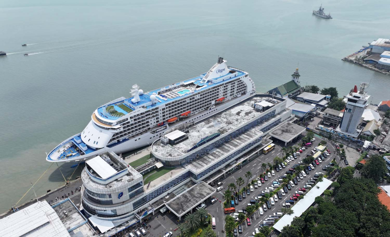 Kapal pesiar mewah MV Seven Seas Voyager sandar di Pelabuhan Tanjung Perak Surabaya. Foto/Humas Pelindo