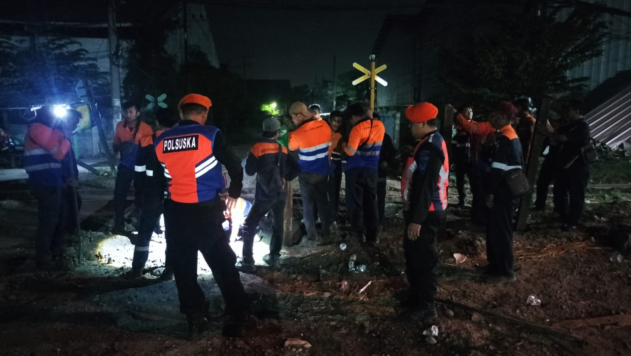 Petugas berada di perlintasan sebidang JPL No.11, KM 7+600/700 petak jalan lintas antara Stasiun Indro - Kandangan, Gresik Jawa Timur. Foto/Humas KAI