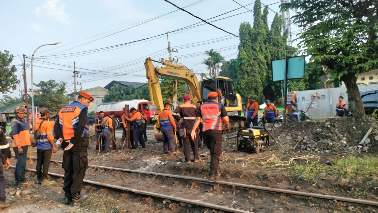 Penutupan Perlintasan Sebidang Nomor 11 yang terletak di antara Stasiun Indro dan Stasiun Kandangan. Foto/Humas KAI