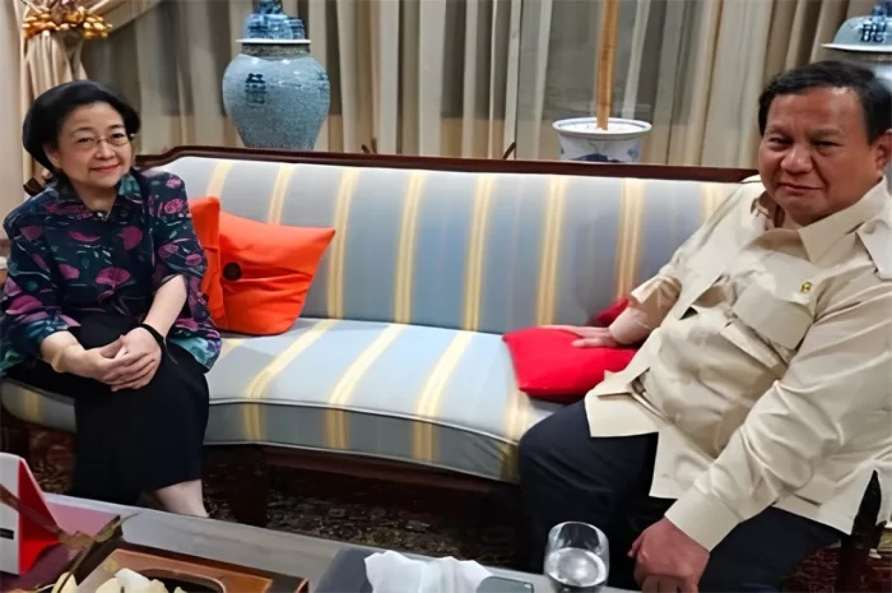 Indonesia di Persimpangan Demokrasi: Antara Rekonsiliasi Elite, Loyalitas Ganda, dan Represi Kritis