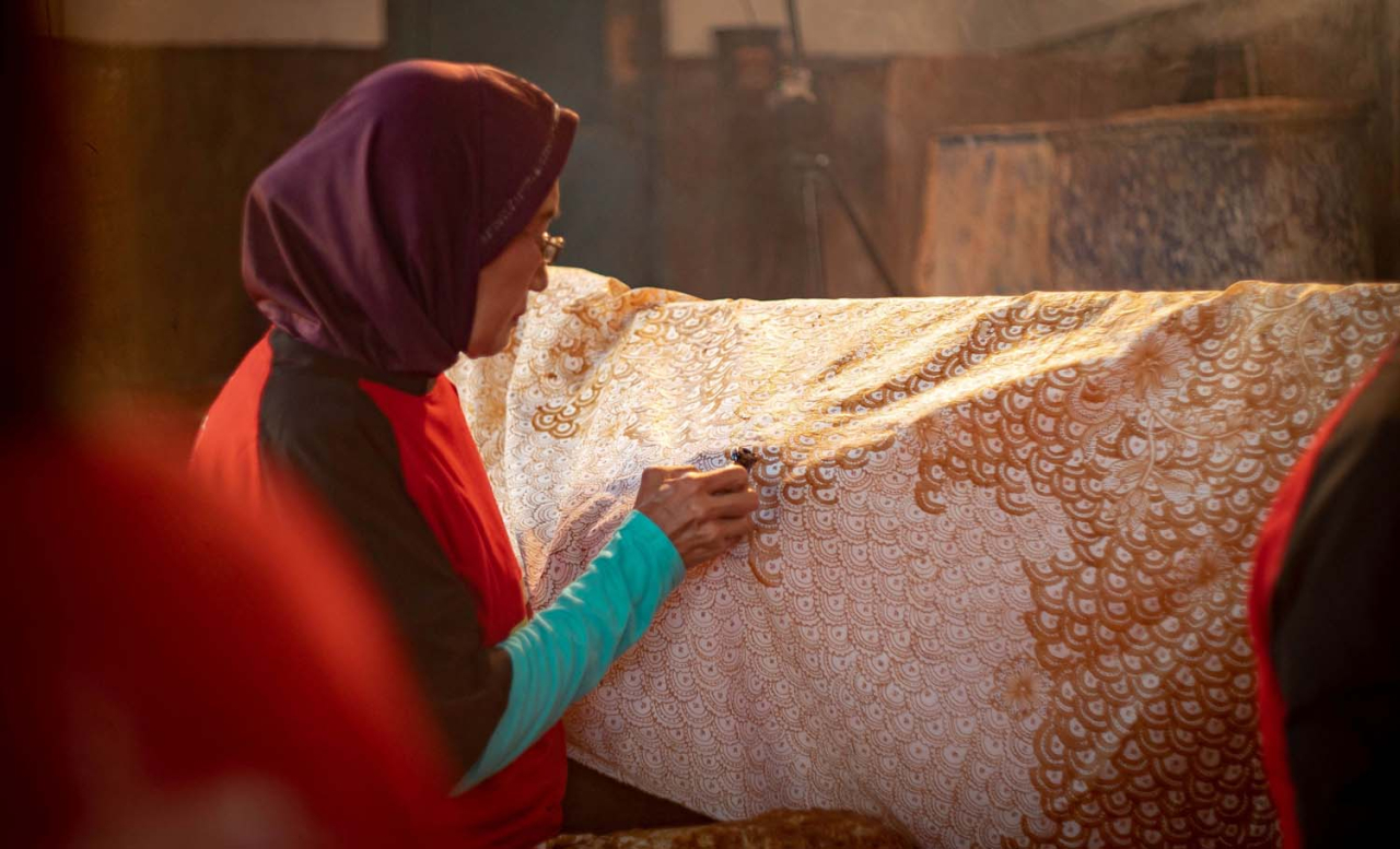Karyawan Batik Sekar Mulyo memproduksi batik tulis Lasem di workshop Batik Sekar Mulyo, Kampung Batik Babagan, Kecamatan Lasem, Kabupaten Rembang, Jawa Tengah. Foto: SIG