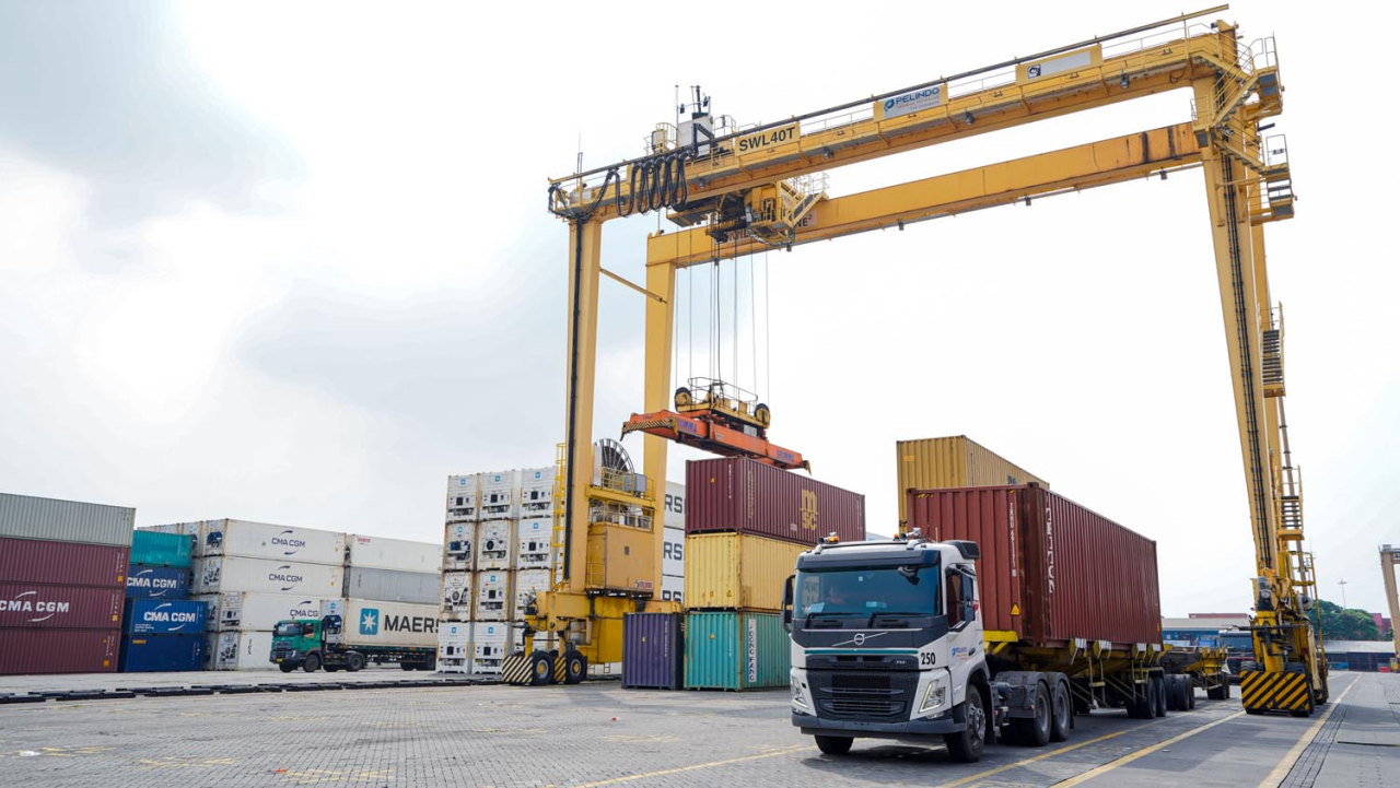 Hingga awal 2025, TPS telah mengoperasikan empat unit RTG berbasis listrik. Foto: Ayojatim/TPS