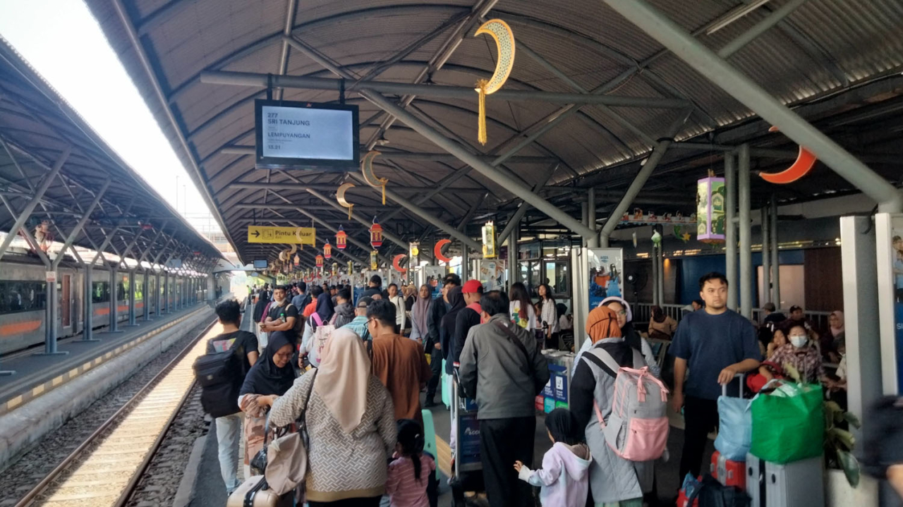 Hari Pertama Kerja, Penumpang Yang Menggunakan KA Di Daop 8 Masih Tinggi