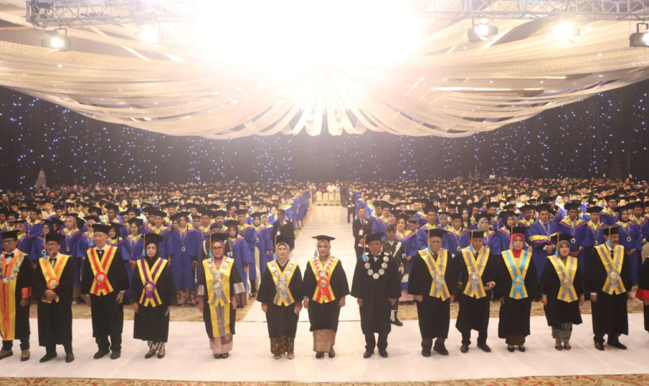 Acara wisuda kali ini menjadi momentum penting bagi ribuan mahasiswa untuk memulai babak baru kehidupan profesional. Foto: Ayojatim/Humas Unitomo