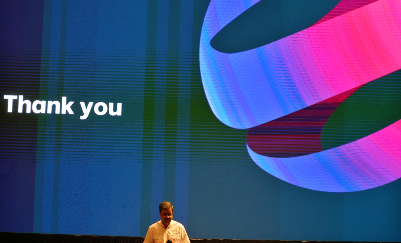 CEO Rajeev Sethi usai memperkenalkan identitas XLSMART "Bersama, Melaju Tanpa Batas" di Surabaya, Rabu (30/4). Foto/ Ali Masduki