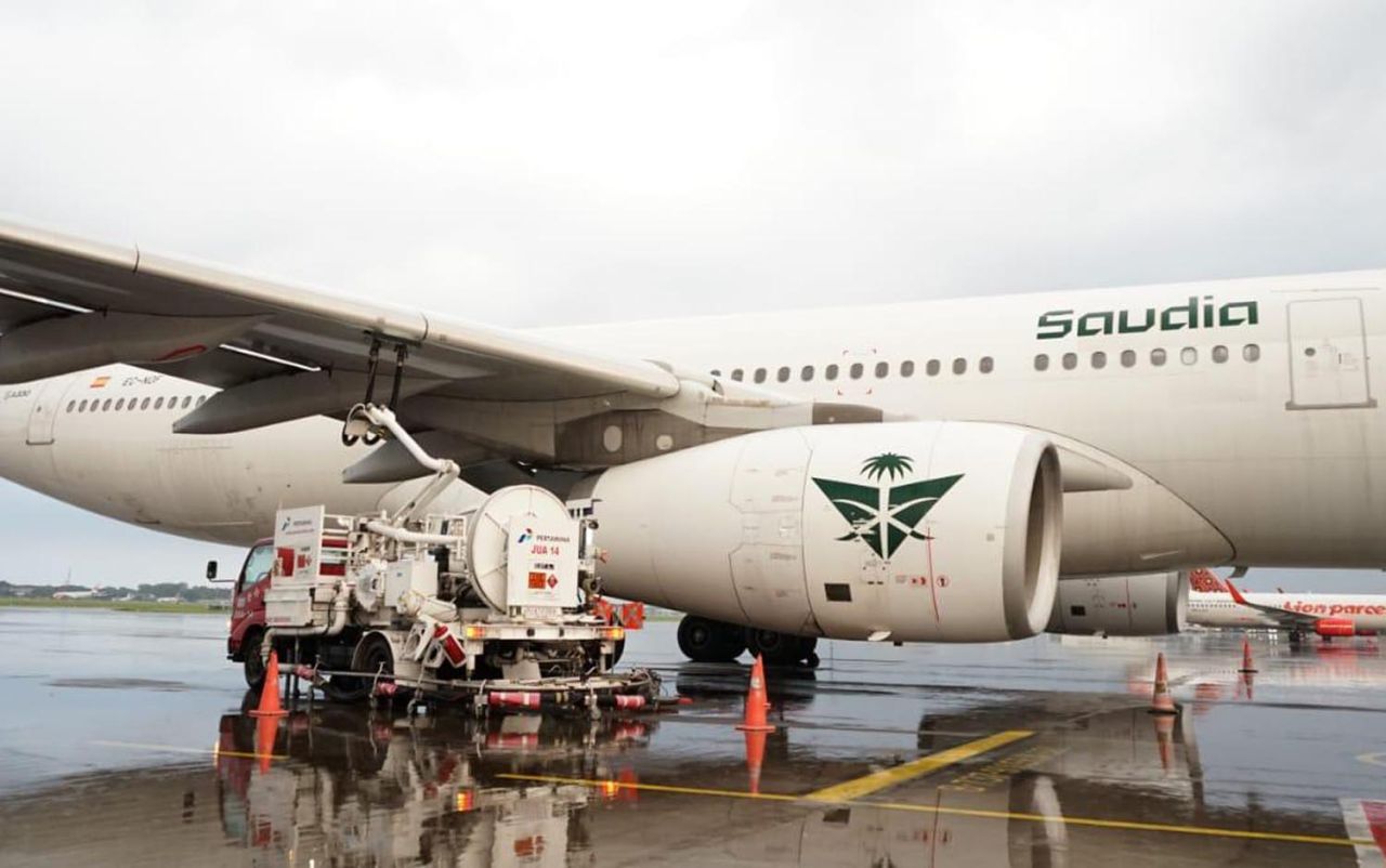 Pertamina Pastikan Pengisian Perdana Avtur untuk Penerbangan Haji 2025 di Embarkasi Surabaya Berjalan Lancar